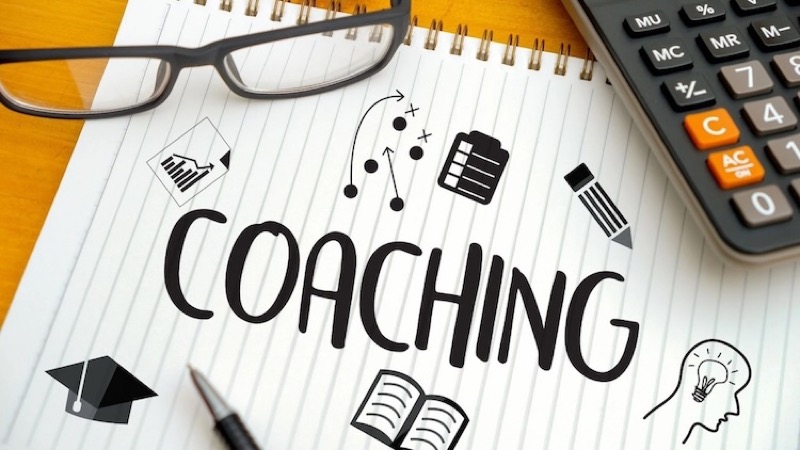 Estudiante concentrado durante una sesión de coaching